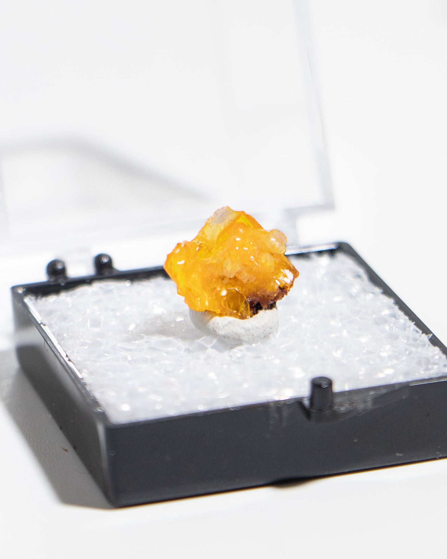 墨西哥鉬鉛礦標本（Mexican wulfenite specimen）呈高度透明的薄板狀晶體（with highly transparent thin tabular crystals）