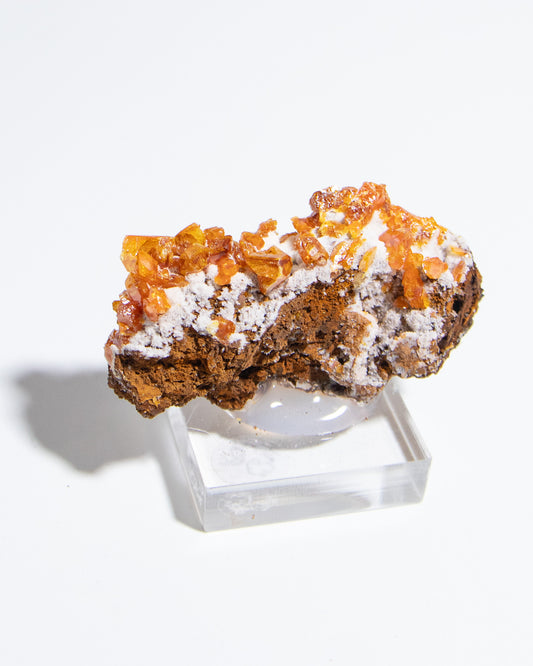 伊朗鉬鉛礦共生雪白方解石，視覺效果十分搶眼Iranian wulfenite crystals on snow-white calcite matrix showing strong visual contrast