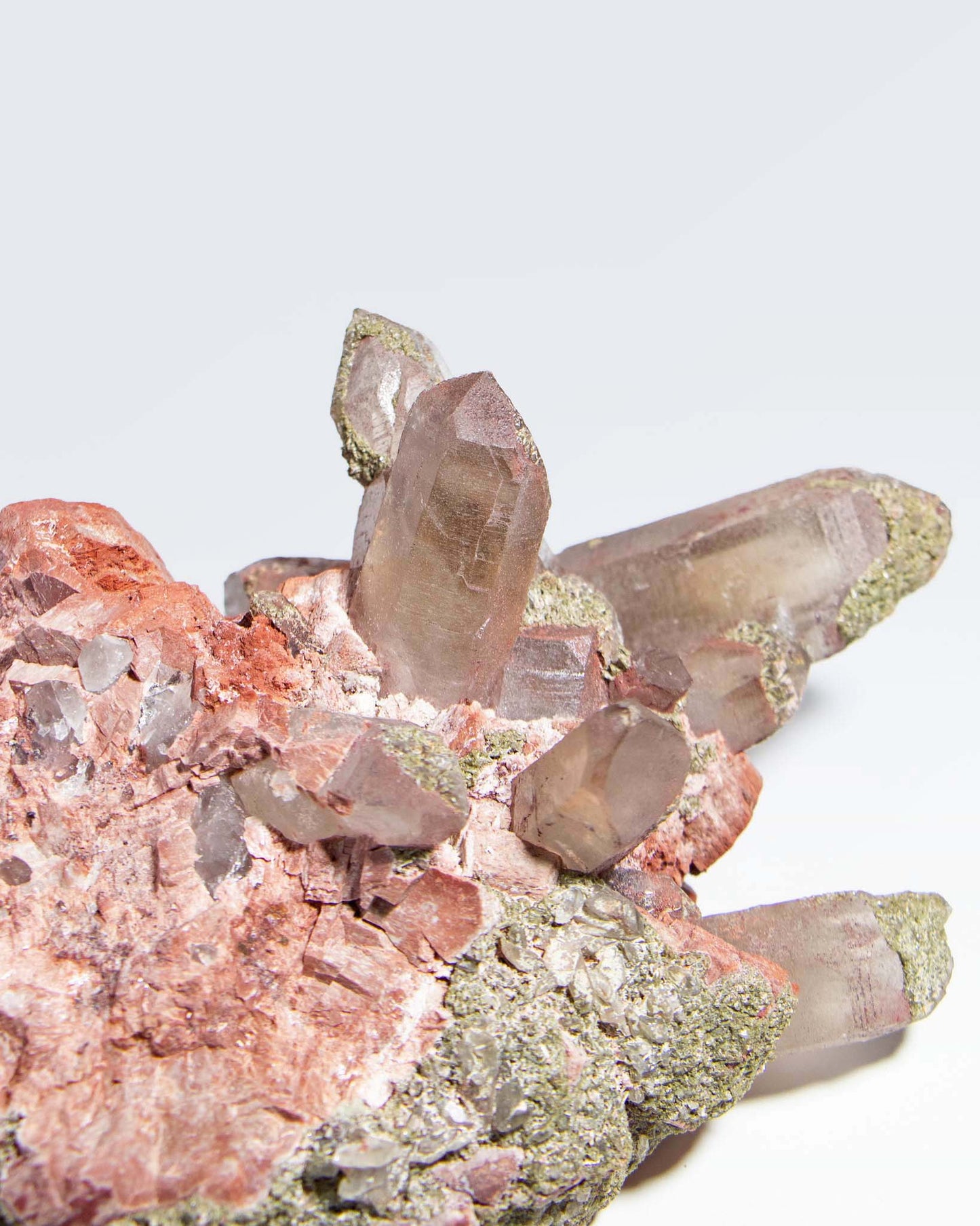 埃及煙晶標本非常稀有smoky quartz specimens from Mount Sinai, Egypt are exceptionally rare.They embodies grounding and protective energy—supporting focus, emotional stability, and a calm return to the present moment. 