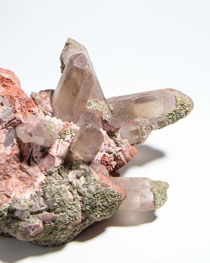 埃及煙晶標本非常稀有smoky quartz specimens from Mount Sinai, Egypt are exceptionally rare.They embodies grounding and protective energy—supporting focus, emotional stability, and a calm return to the present moment. 