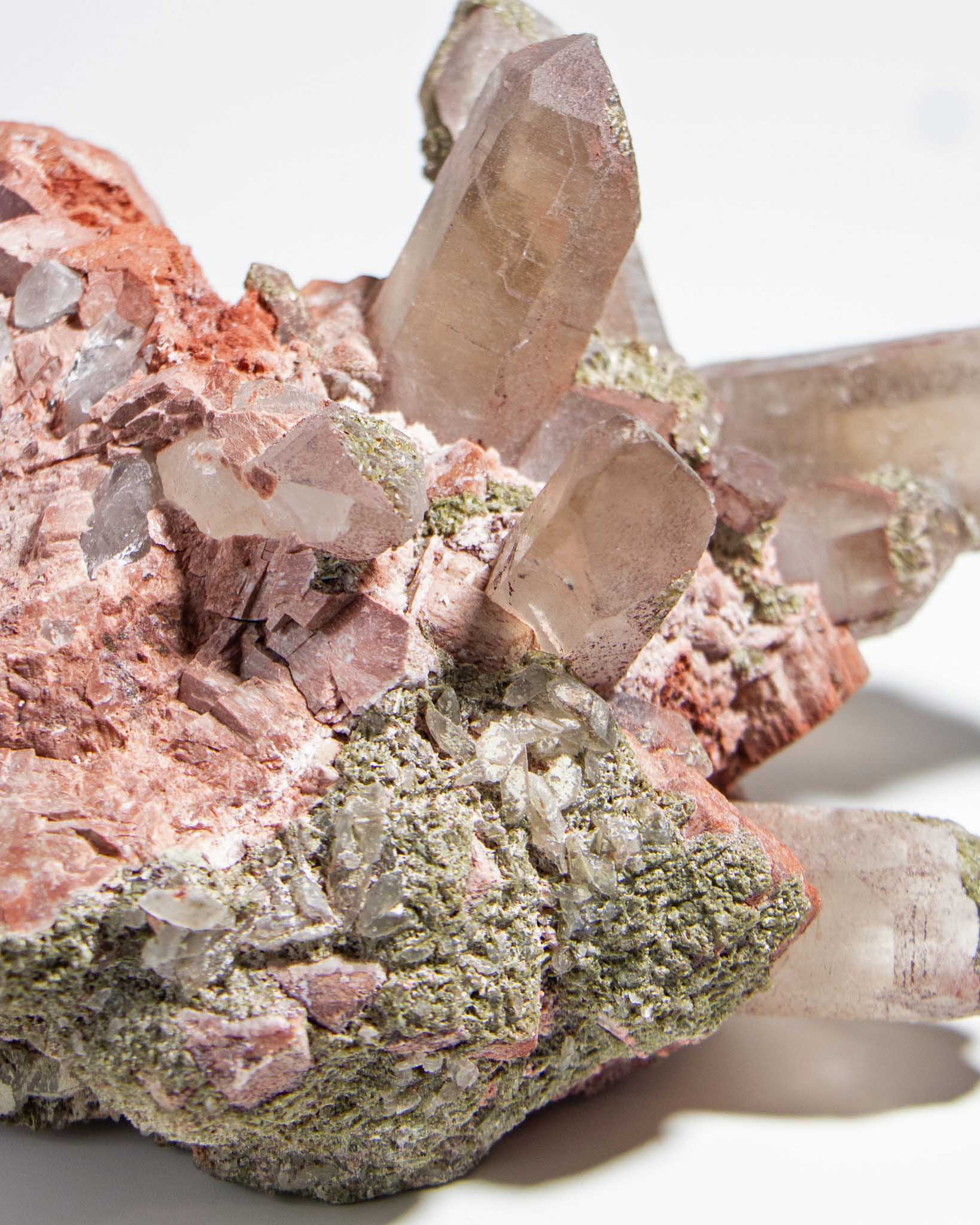 埃及煙晶標本非常稀有smoky quartz specimens from Mount Sinai, Egypt are exceptionally rare.They embodies grounding and protective energy—supporting focus, emotional stability, and a calm return to the present moment. 