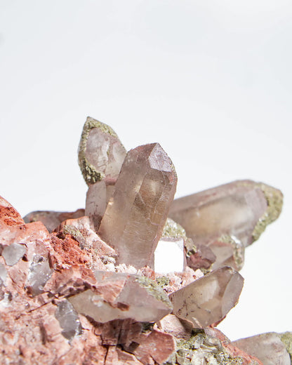 埃及煙晶標本非常稀有smoky quartz specimens from Mount Sinai, Egypt are exceptionally rare.They embodies grounding and protective energy—supporting focus, emotional stability, and a calm return to the present moment. 