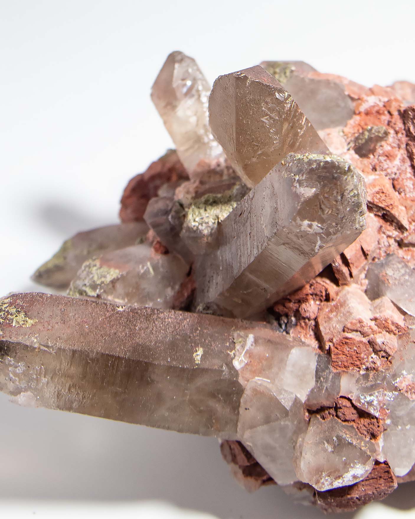 埃及煙晶標本非常稀有smoky quartz specimens from Mount Sinai, Egypt are exceptionally rare.They embodies grounding and protective energy—supporting focus, emotional stability, and a calm return to the present moment. 