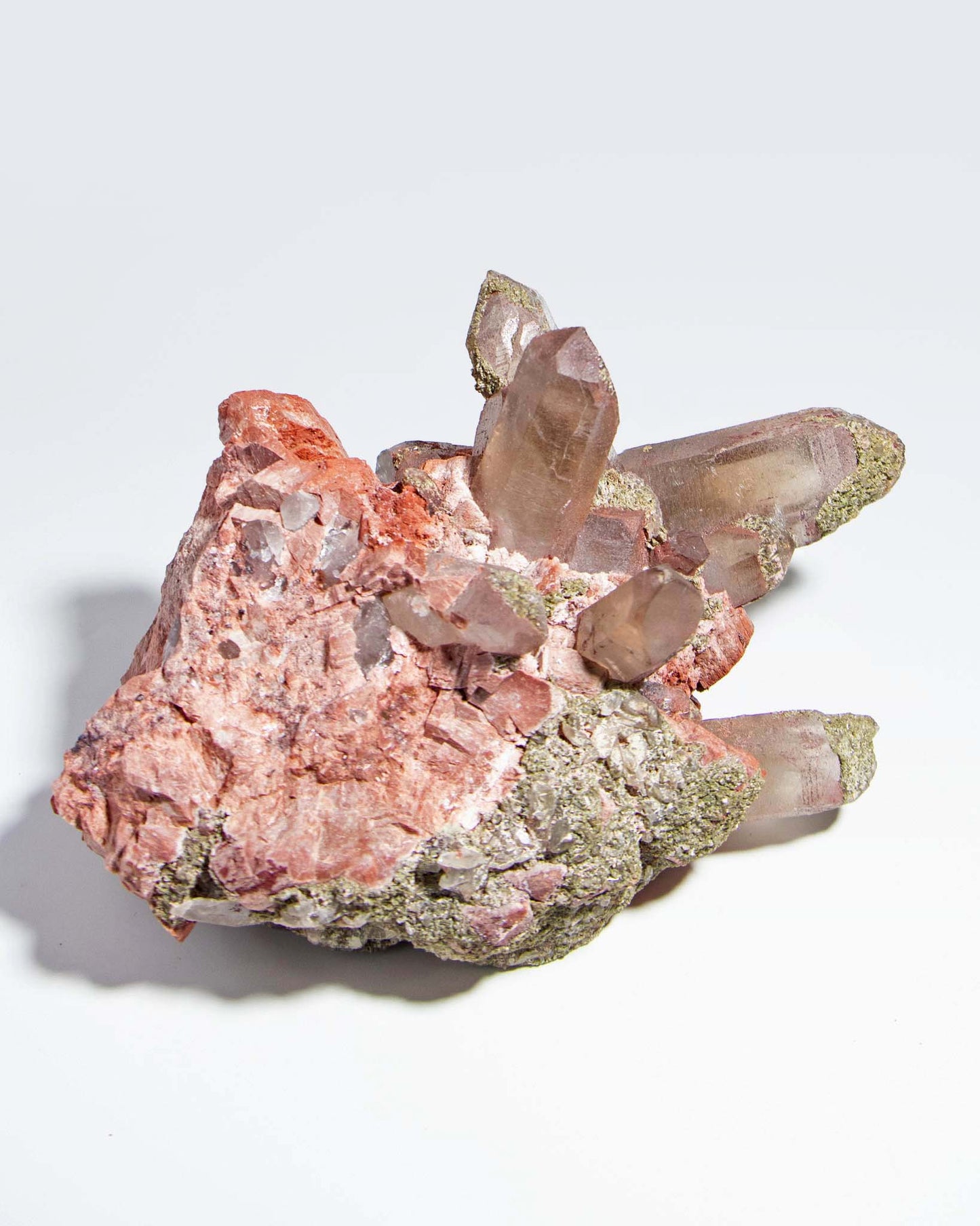 埃及煙晶標本非常稀有smoky quartz specimens from Mount Sinai, Egypt are exceptionally rare.They embodies grounding and protective energy—supporting focus, emotional stability, and a calm return to the present moment. 