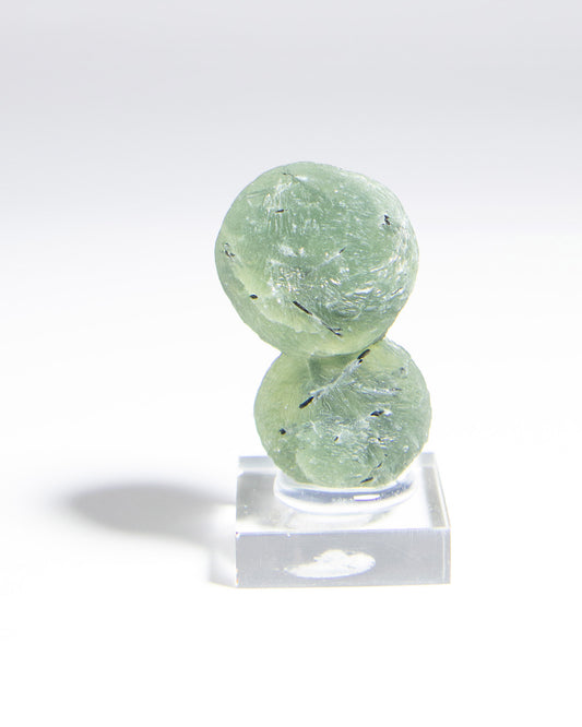 botryoidal mali prehnite, pale green globular crystals with fine natural texture 球狀馬利葡萄石共生綠簾石，晶體表面細緻