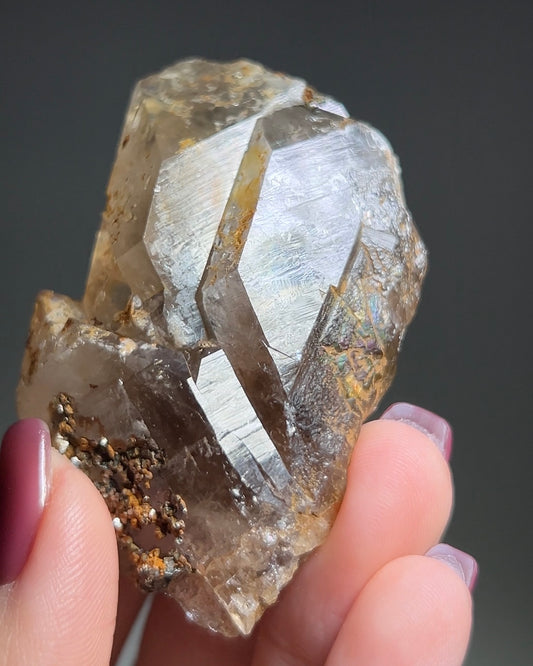 罕見的波士尼亞煙晶 smoky quartz from rare locality Bosnia Herzegovina shows elegant gradient of color and wild structure