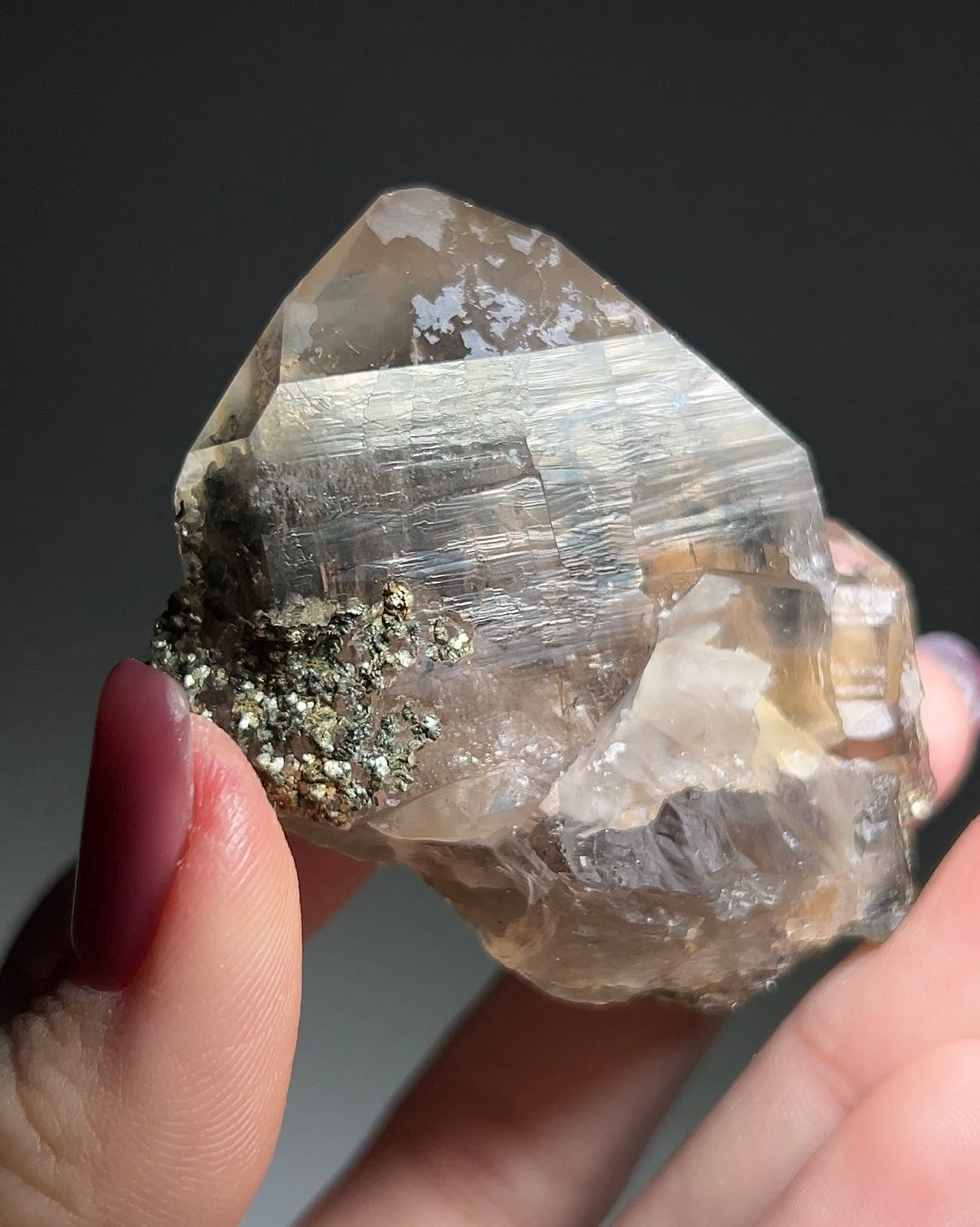 罕見的波士尼亞煙晶 smoky quartz from rare locality Bosnia Herzegovina shows elegant gradient of color and wild structure
