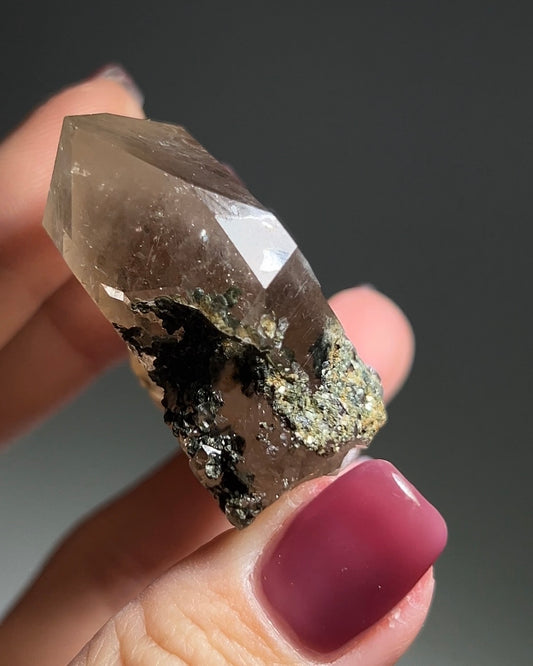 罕見的波士尼亞煙晶 smoky quartz from rare locality Bosnia Herzegovina shows elegant gradient of color and wild structure