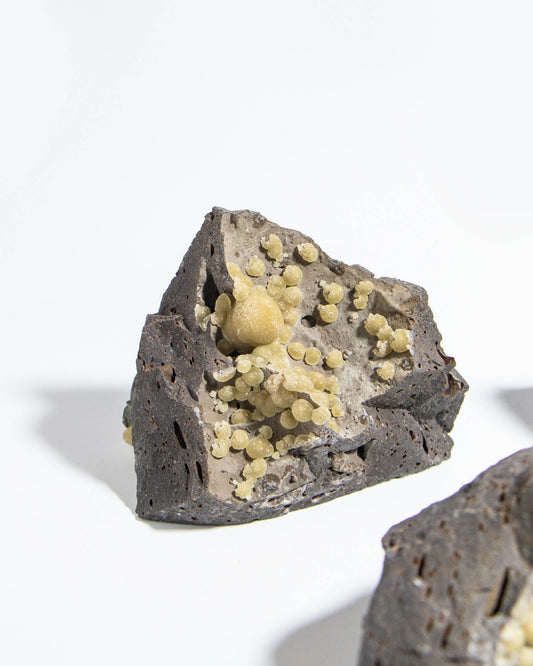 稀有的義大利球狀方解石，常長在玄武岩上 Rare Italian botryoidal calcite typically occurs on basalt.