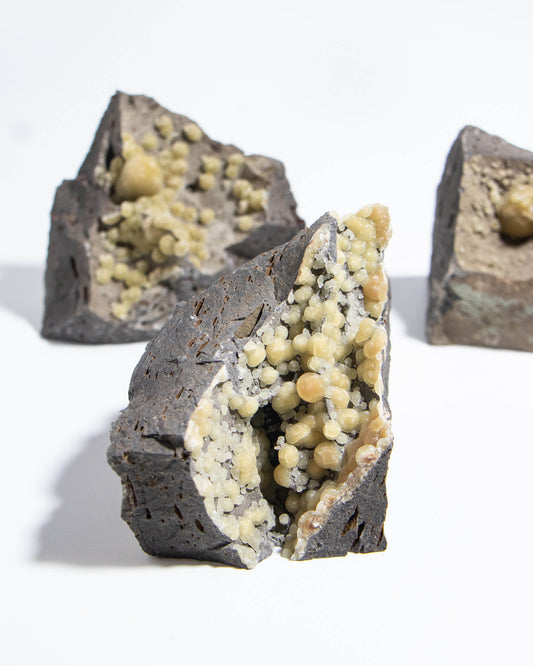 稀有的義大利球狀方解石，常長在玄武岩上 Rare Italian botryoidal calcite typically occurs on basalt.