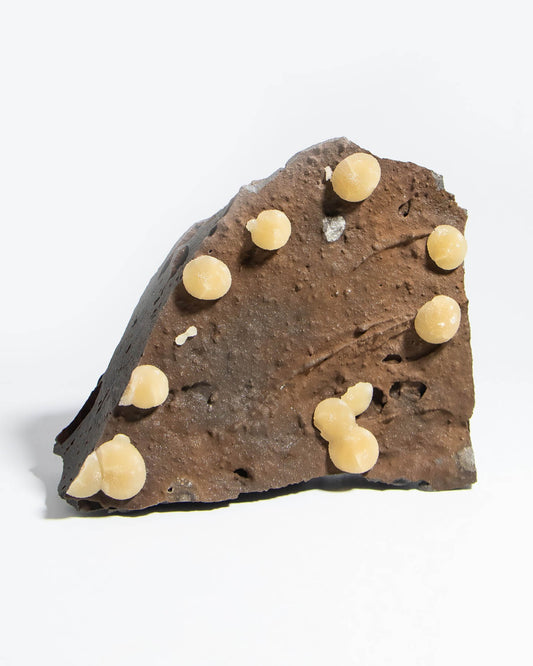 稀有的義大利球狀方解石，常長在玄武岩上 Rare Italian botryoidal calcite typically occurs on basalt.