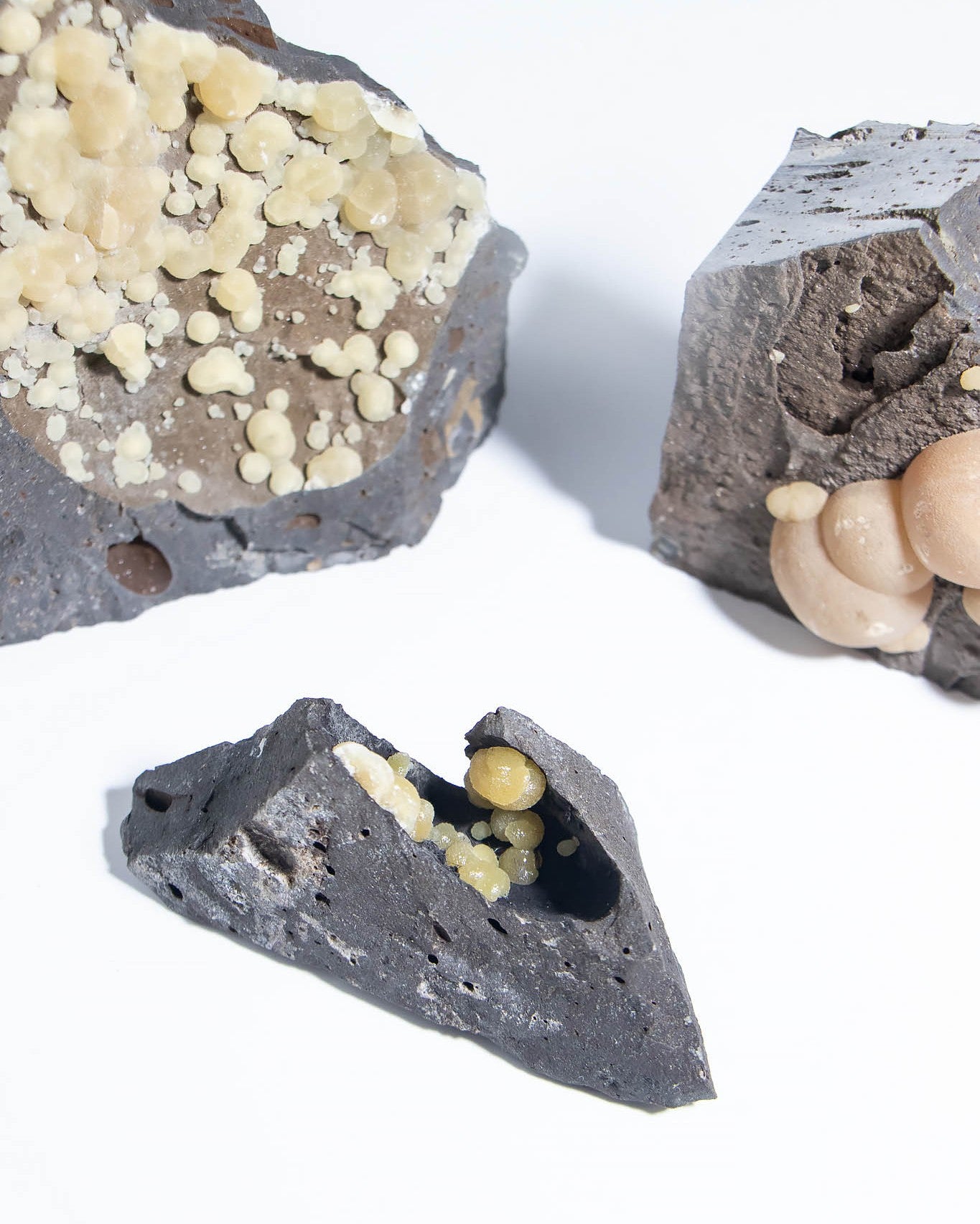 稀有的義大利球狀方解石，常長在玄武岩上 Rare Italian botryoidal calcite typically occurs on basalt.