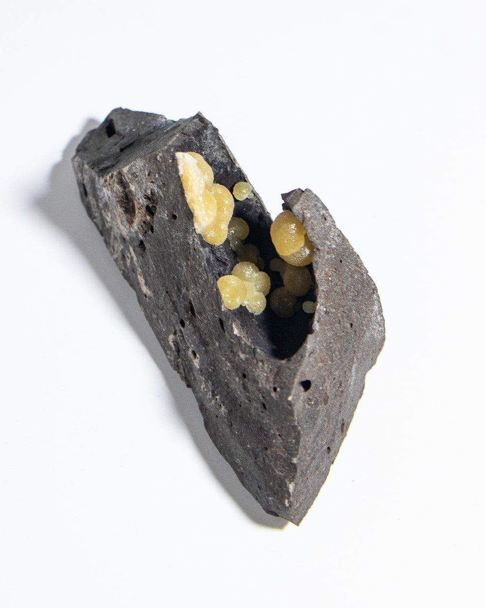 稀有的義大利球狀方解石，常長在玄武岩上 Rare Italian botryoidal calcite typically occurs on basalt.