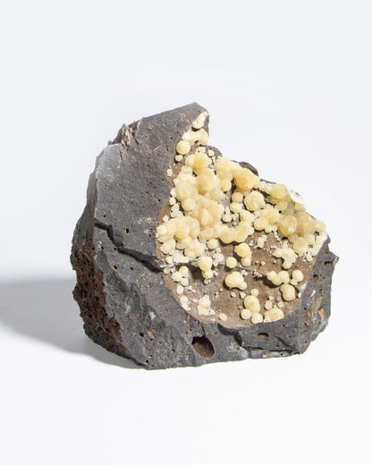 稀有的義大利球狀方解石，常長在玄武岩上 Rare Italian botryoidal calcite typically occurs on basalt.