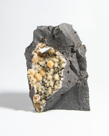 稀有的義大利球狀方解石，常長在玄武岩上 Rare Italian botryoidal calcite typically occurs on basalt.