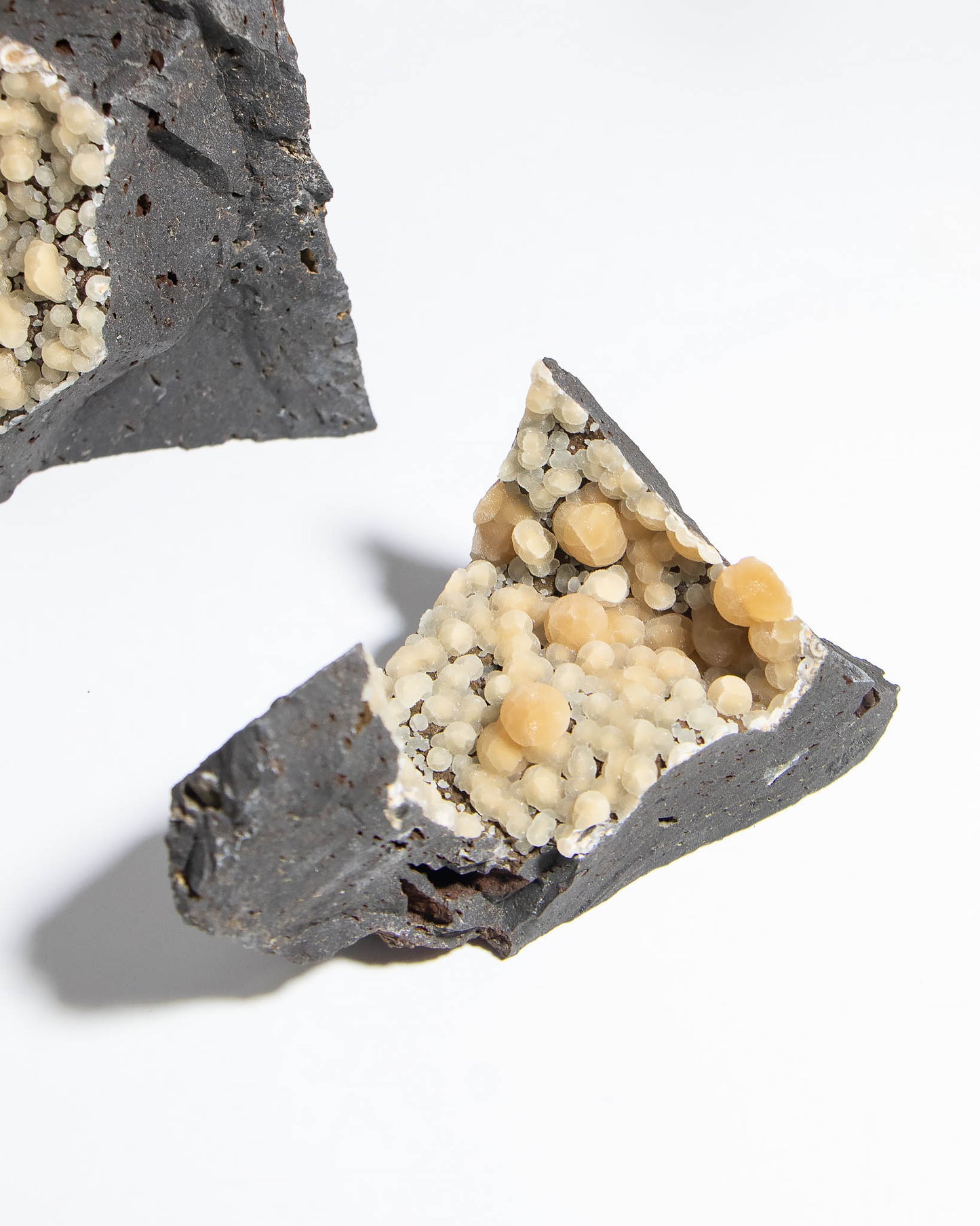 稀有的義大利球狀方解石，常長在玄武岩上 Rare Italian botryoidal calcite typically occurs on basalt.