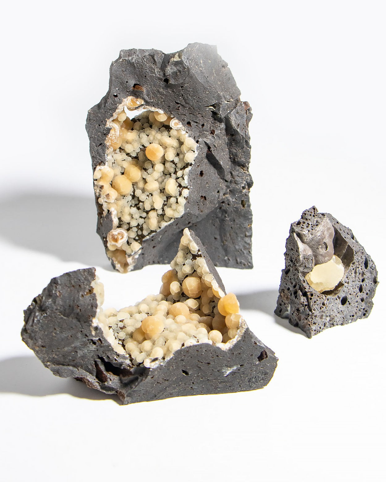 稀有的義大利球狀方解石，常長在玄武岩上 Rare Italian botryoidal calcite typically occurs on basalt.