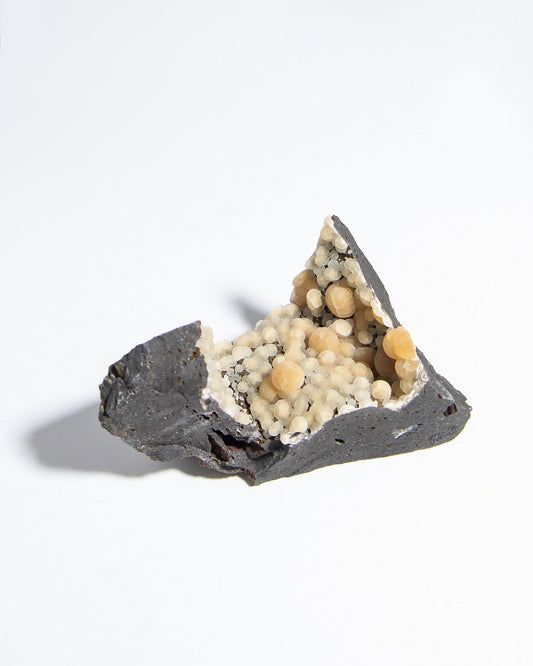 稀有的義大利球狀方解石，常長在玄武岩上 Rare Italian botryoidal calcite typically occurs on basalt.