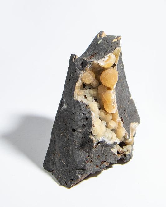 稀有的義大利球狀方解石，常長在玄武岩上 Rare Italian botryoidal calcite typically occurs on basalt.