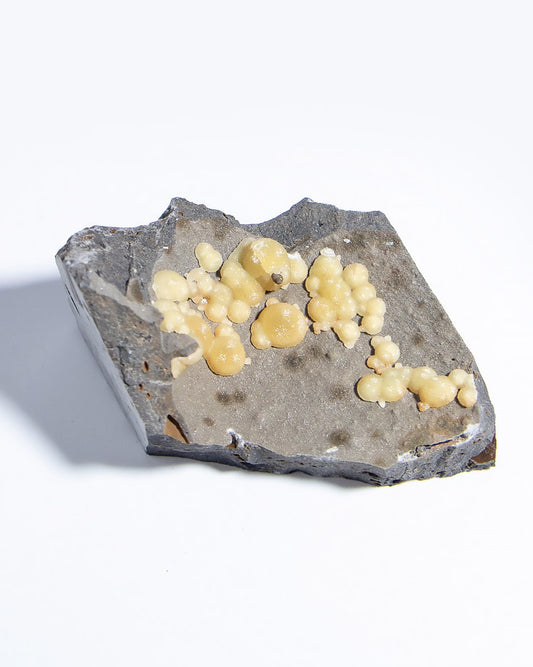 稀有的義大利球狀方解石，常長在玄武岩上 Rare Italian botryoidal calcite typically occurs on basalt.