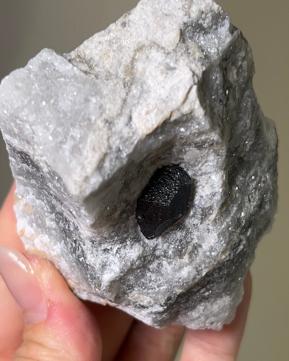 稀有罕見的義大利雙尖黑水晶 Rare black quartz specimen on anhydrite, featuring double-terminated quartz crystals with graphite inclusions from Italy.