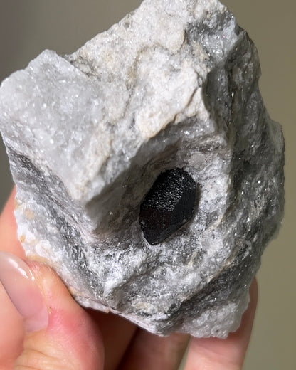 稀有罕見的義大利雙尖黑水晶 Rare black quartz specimen on anhydrite, featuring double-terminated quartz crystals with graphite inclusions from Italy.