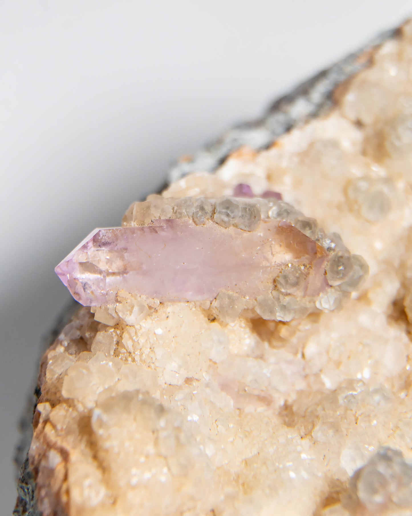 義大利薩丁島紫水晶色彩粉嫩，常共生於覆蓋方解石的母岩上 amethyst from Sardinia, Italy is known for its soft violet color, skeletal crystal structures, and calcite-covered matrix.