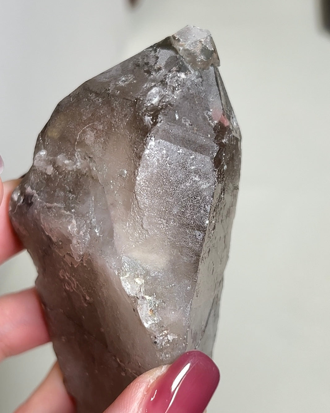 極罕見埃及西奈山煙晶有著古老的紋理與專注穩定的能量 rare smoky quartz from mount Sinai, Egypt gives divine energy