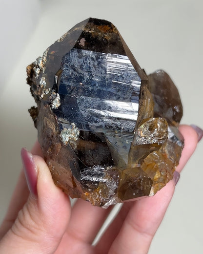 罕見的波士尼亞煙晶 smoky quartz from rare locality Bosnia Herzegovina shows elegant gradient of color and wild structure
