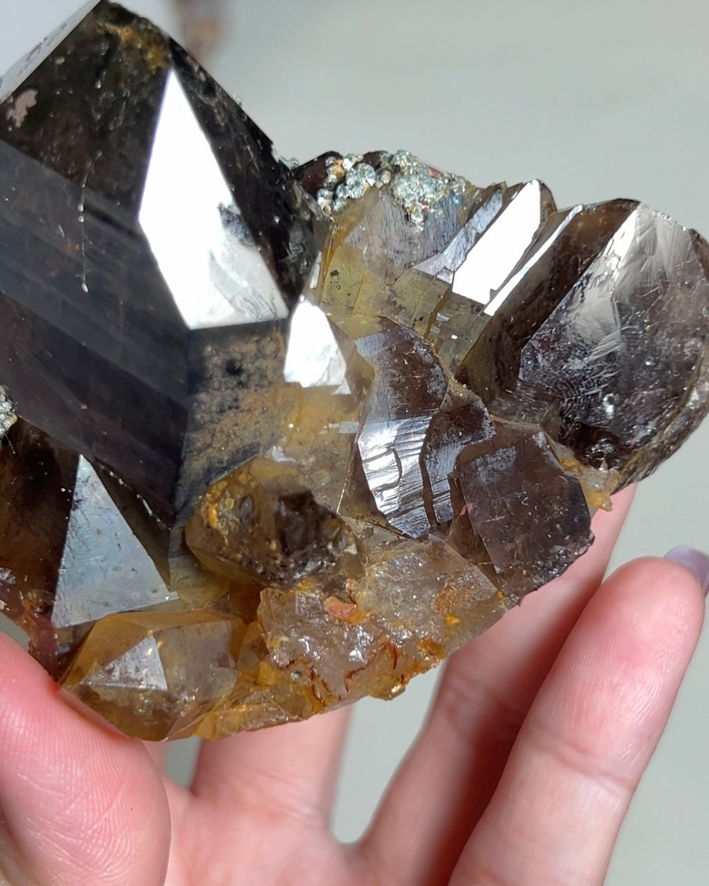 罕見的波士尼亞煙晶 smoky quartz from rare locality Bosnia Herzegovina shows elegant gradient of color and wild structure