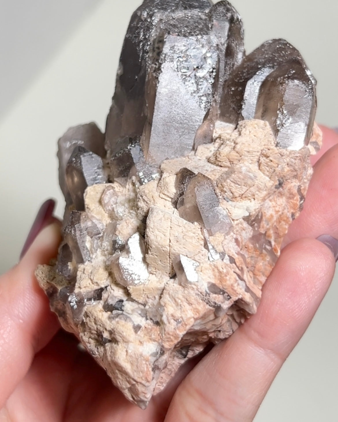極罕見埃及西奈山煙晶有著古老的紋理與專注穩定的能量 rare smoky quartz from mount Sinai, Egypt gives divine energy