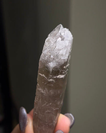 極罕見埃及西奈山煙晶有著古老的紋理與專注穩定的能量 rare smoky quartz from mount Sinai, Egypt gives divine energy