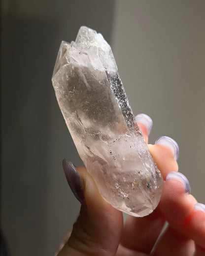 極罕見埃及西奈山煙晶有著古老的紋理與專注穩定的能量 rare smoky quartz from mount Sinai, Egypt gives divine energy