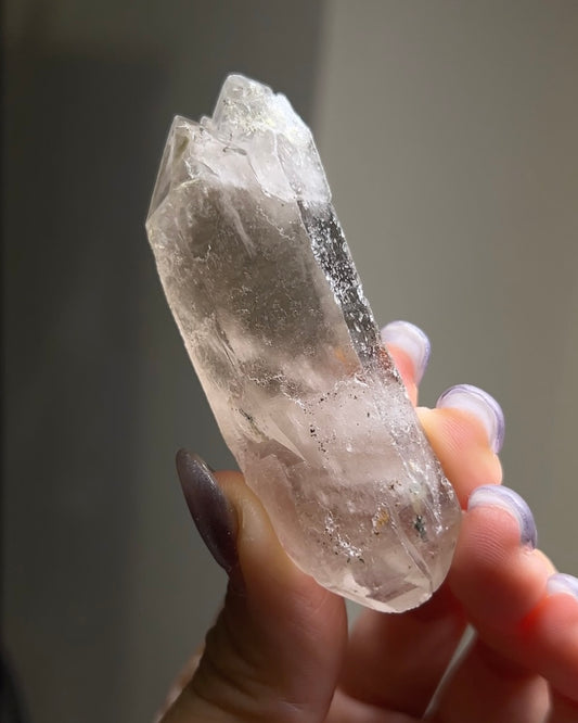 極罕見埃及西奈山煙晶有著古老的紋理與專注穩定的能量 rare smoky quartz from mount Sinai, Egypt gives divine energy