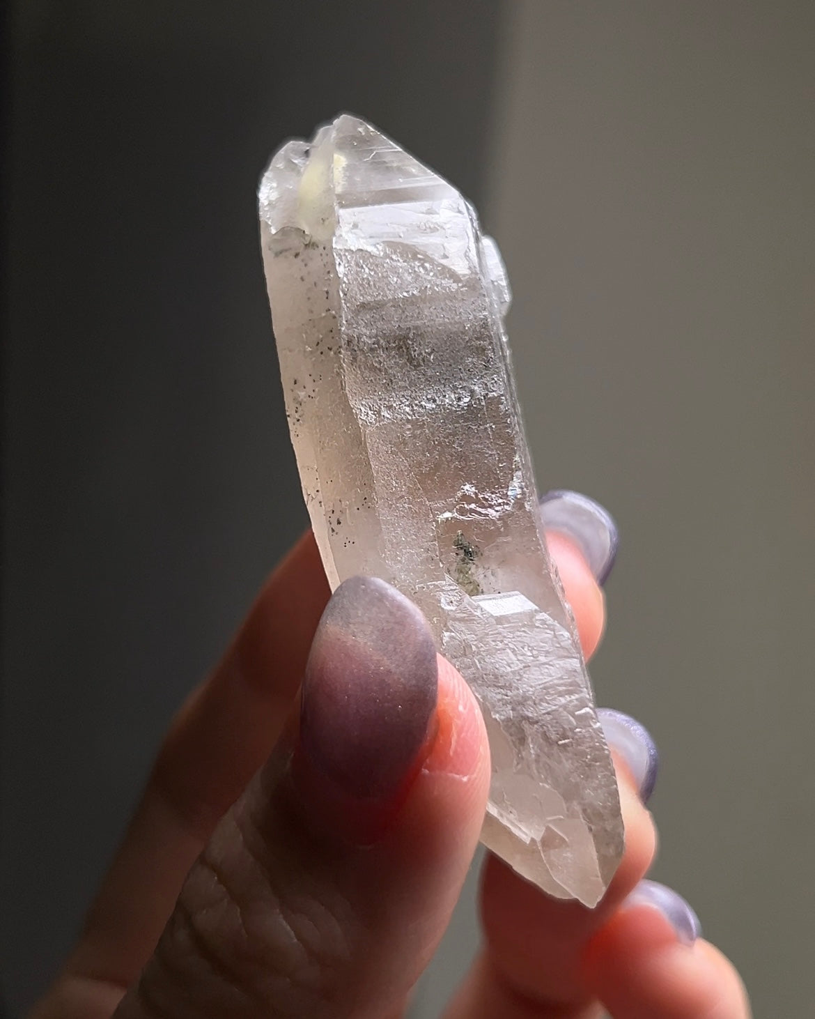 極罕見埃及西奈山煙晶有著古老的紋理與專注穩定的能量 rare smoky quartz from mount Sinai, Egypt gives divine energy