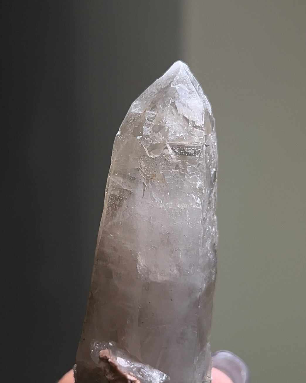 極罕見埃及西奈山煙晶有著古老的紋理與專注穩定的能量 rare smoky quartz from mount Sinai, Egypt gives divine energy