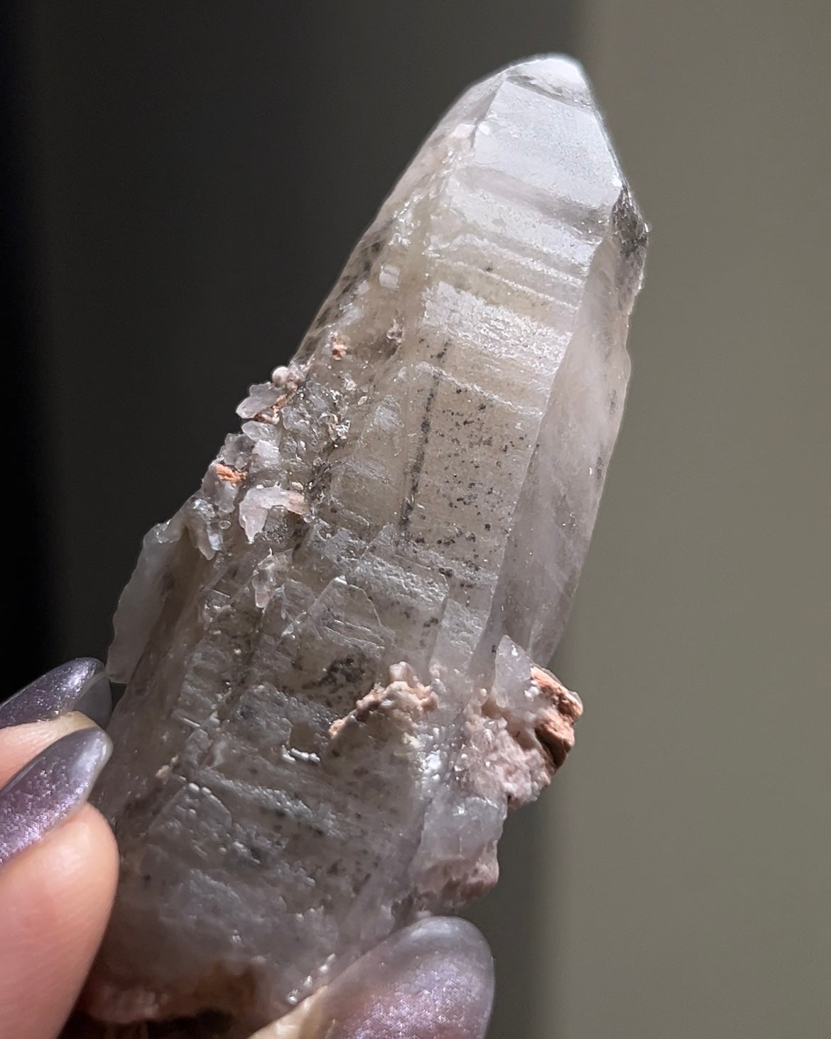 極罕見埃及西奈山煙晶有著古老的紋理與專注穩定的能量 rare smoky quartz from mount Sinai, Egypt gives divine energy