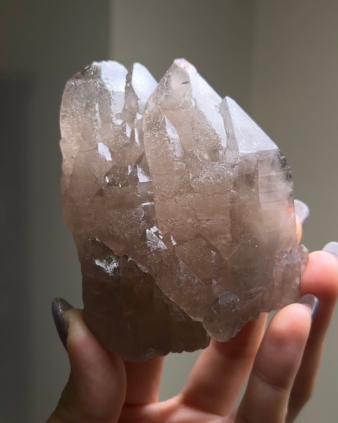 極罕見埃及西奈山煙晶有著古老的紋理與專注穩定的能量 rare smoky quartz from mount Sinai, Egypt gives divine energy