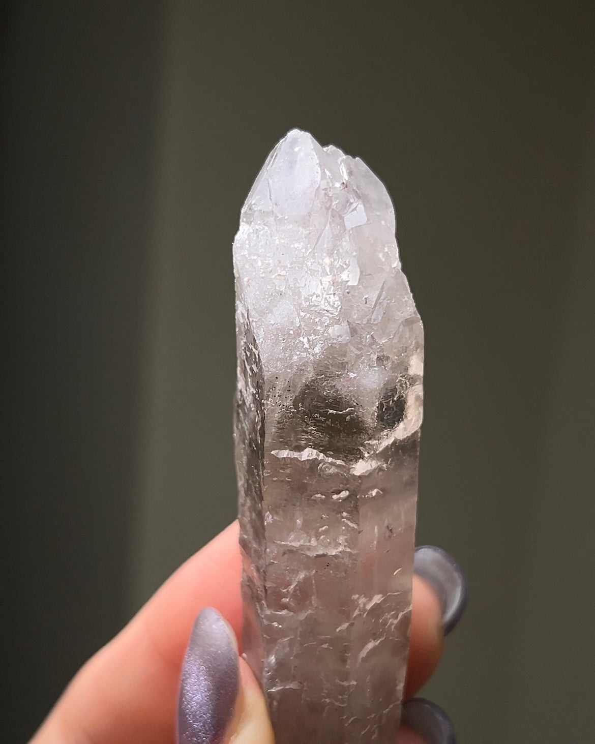 極罕見埃及西奈山煙晶有著古老的紋理與專注穩定的能量 rare smoky quartz from mount Sinai, Egypt gives divine energy