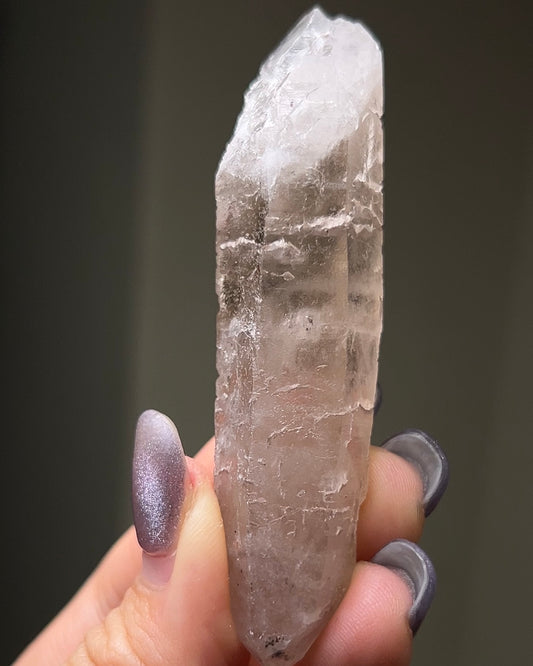 極罕見埃及西奈山煙晶有著古老的紋理與專注穩定的能量 rare smoky quartz from mount Sinai, Egypt gives divine energy
