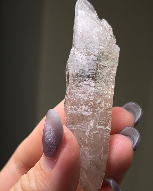 極罕見埃及西奈山煙晶有著古老的紋理與專注穩定的能量 rare smoky quartz from mount Sinai, Egypt gives divine energy