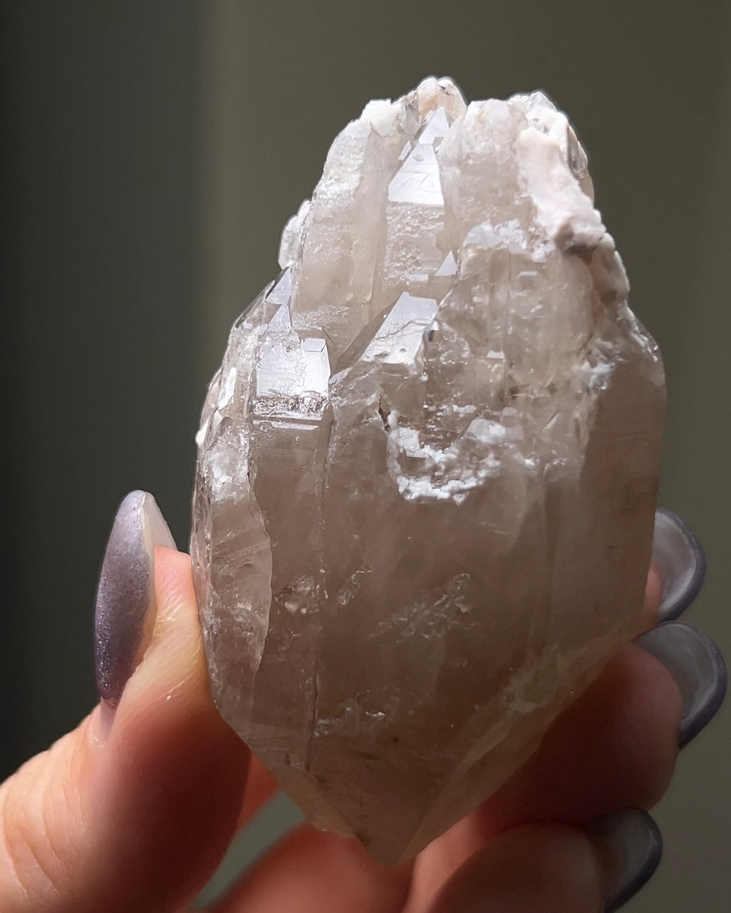 極罕見埃及西奈山煙晶有著古老的紋理與專注穩定的能量 rare smoky quartz from mount Sinai, Egypt gives divine energy