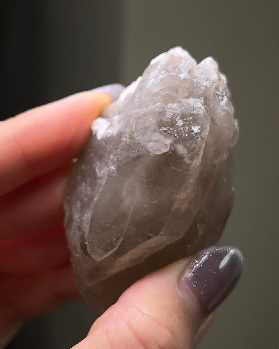 極罕見埃及西奈山煙晶有著古老的紋理與專注穩定的能量 rare smoky quartz from mount Sinai, Egypt gives divine energy