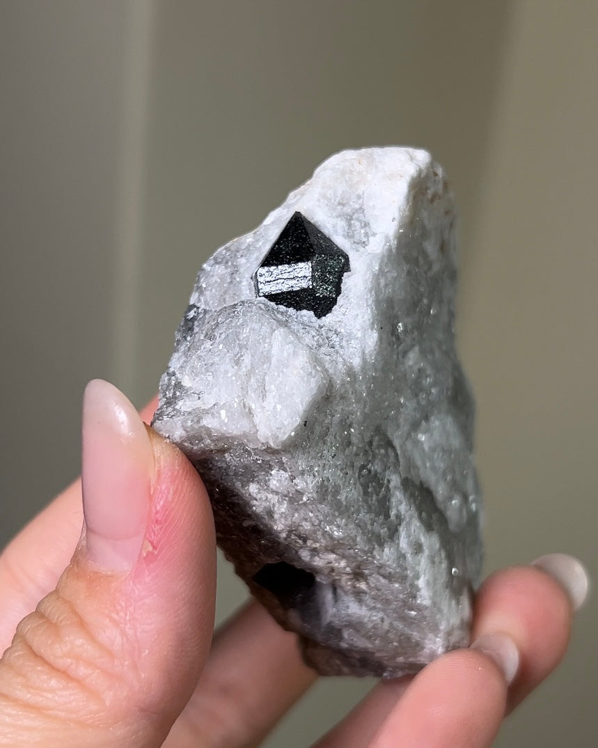 稀有罕見的義大利雙尖黑水晶 Rare black quartz specimen on anhydrite, featuring double-terminated quartz crystals with graphite inclusions from Italy.