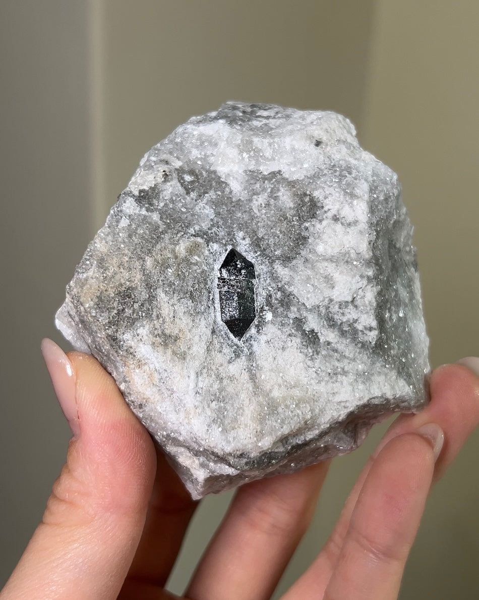 稀有罕見的義大利雙尖黑水晶 Rare black quartz specimen on anhydrite, featuring double-terminated quartz crystals with graphite inclusions from Italy.