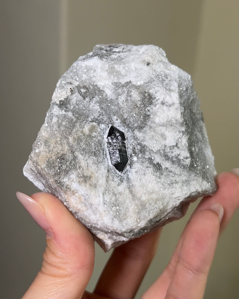 稀有罕見的義大利雙尖黑水晶 Rare black quartz specimen on anhydrite, featuring double-terminated quartz crystals with graphite inclusions from Italy.