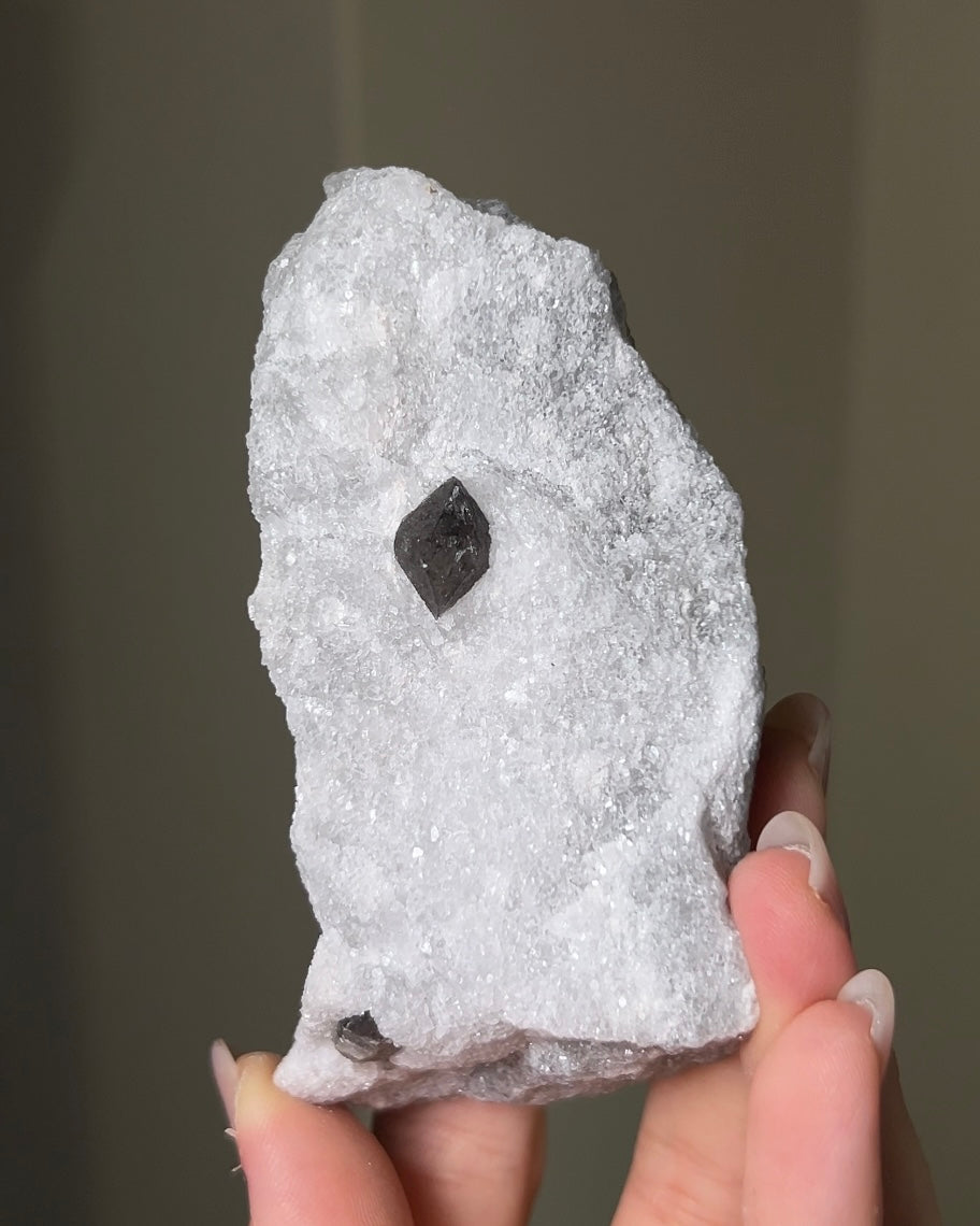 稀有罕見的義大利雙尖黑水晶 Rare black quartz specimen on anhydrite, featuring double-terminated quartz crystals with graphite inclusions from Italy.