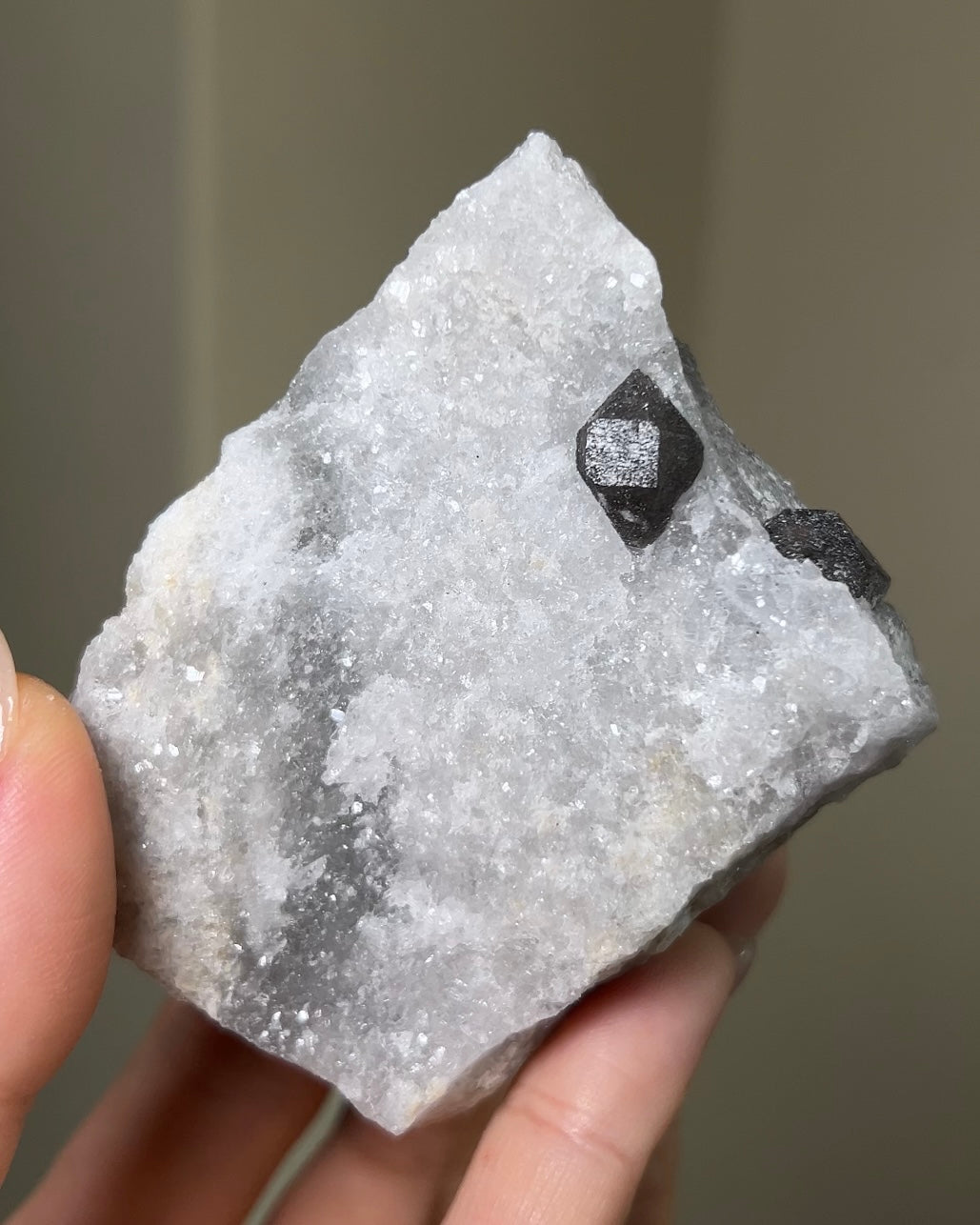 稀有罕見的義大利雙尖黑水晶 Rare black quartz specimen on anhydrite, featuring double-terminated quartz crystals with graphite inclusions from Italy.