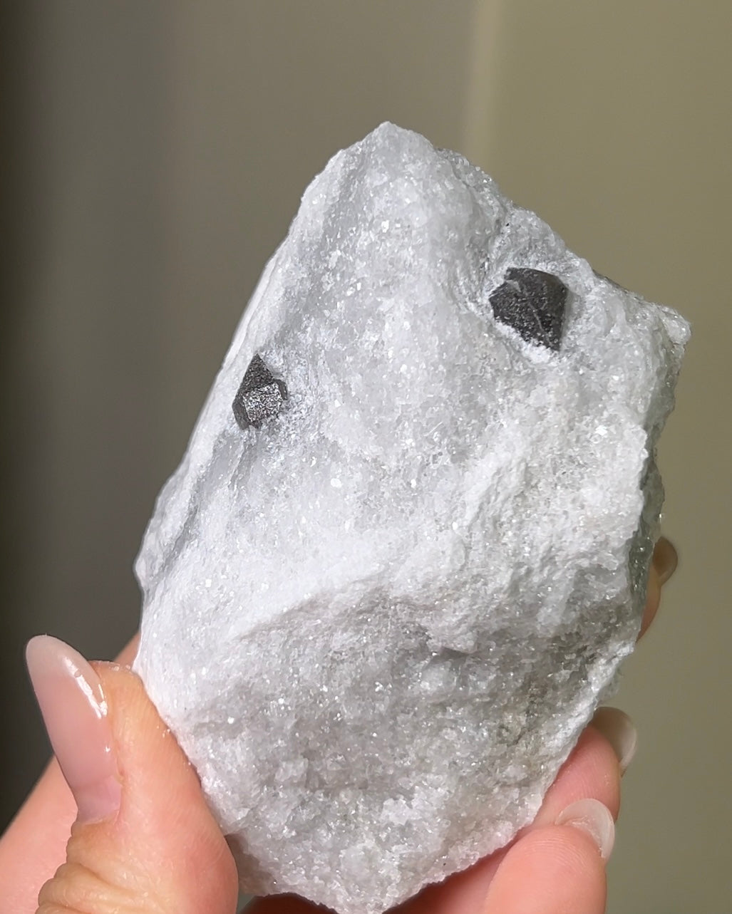 稀有罕見的義大利雙尖黑水晶 Rare black quartz specimen on anhydrite, featuring double-terminated quartz crystals with graphite inclusions from Italy.