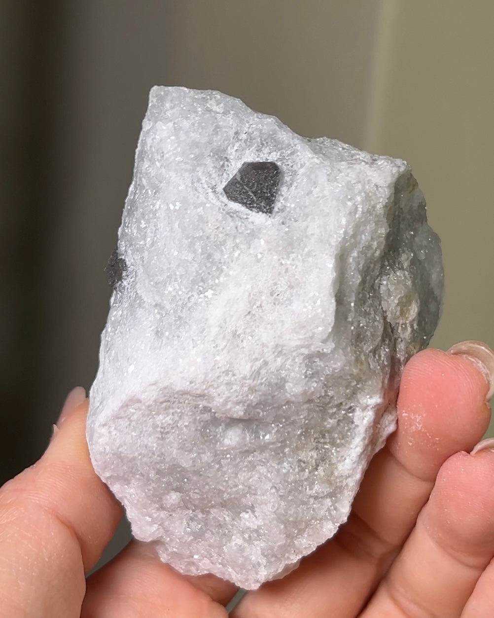稀有罕見的義大利雙尖黑水晶 Rare black quartz specimen on anhydrite, featuring double-terminated quartz crystals with graphite inclusions from Italy.